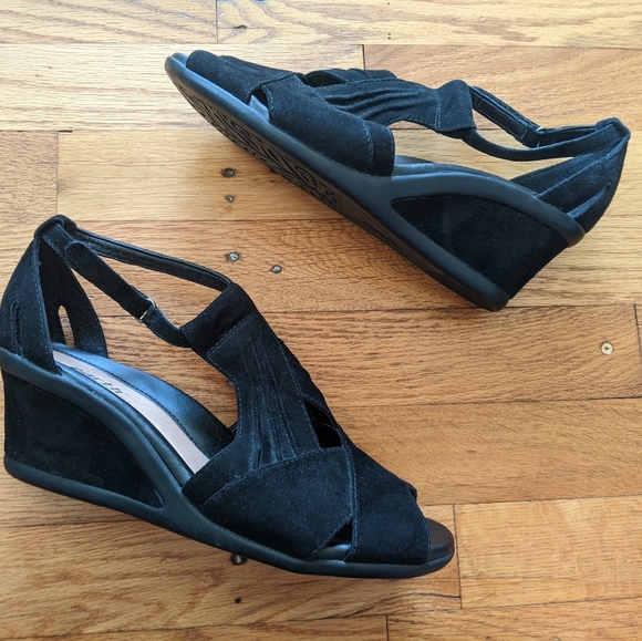 Earth Black Peep Toe Wedges - Picture 3 of 8